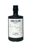 Sams Island Gin flaske med myrer og Sams Island Distillery etiket