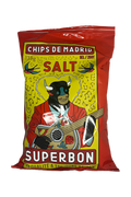 En rød Superbon Chips Salt pose med illustration af en tyr med guitar.